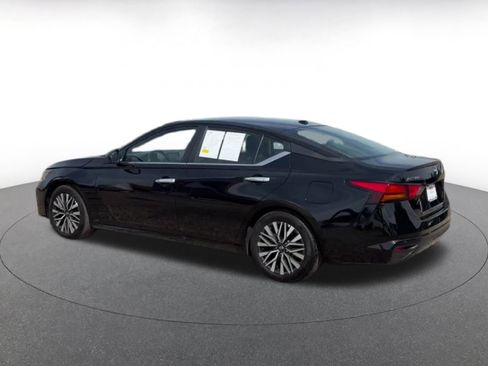 Used 2025 Nissan Altima 2.5 SV FWD image 8