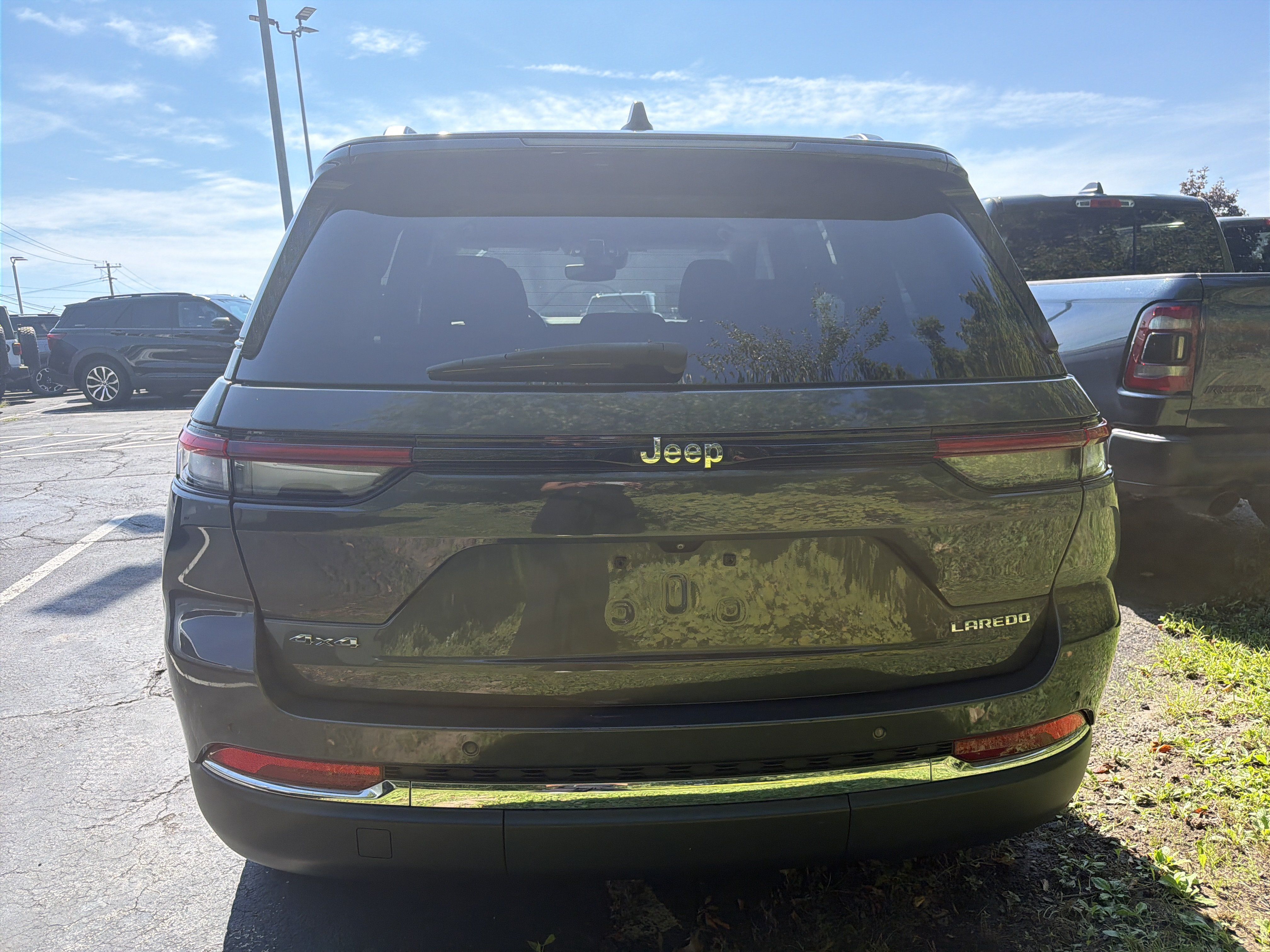 Used 2022 Jeep Grand Cherokee Laredo w/ Luxury Tech Group I AWD/4WD image 6