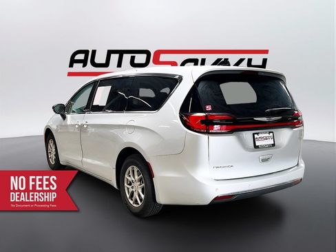 Used 2024 Chrysler Pacifica Touring-L FWD image 5