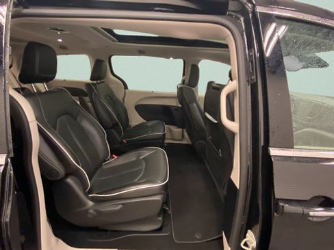 Used 2023 Chrysler Pacifica Limited w/ Uconnect Theater Family Group FWD image 29