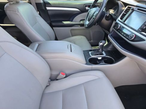 Used 2017 Toyota Highlander XLE image 12