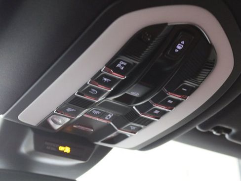 Certified 2025 Porsche Macan image 25