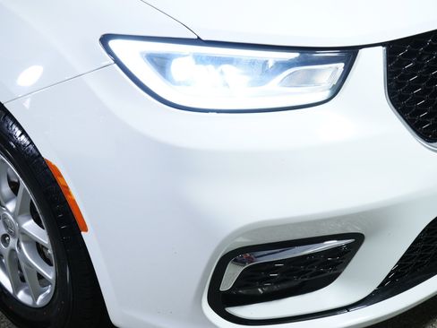 Used 2021 Chrysler Pacifica Touring-L FWD image 16