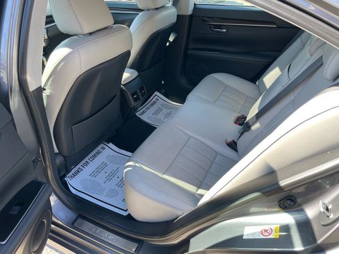 Used 2016 Lexus ES 350 w/ Luxury Package w/Wood Trim image 18