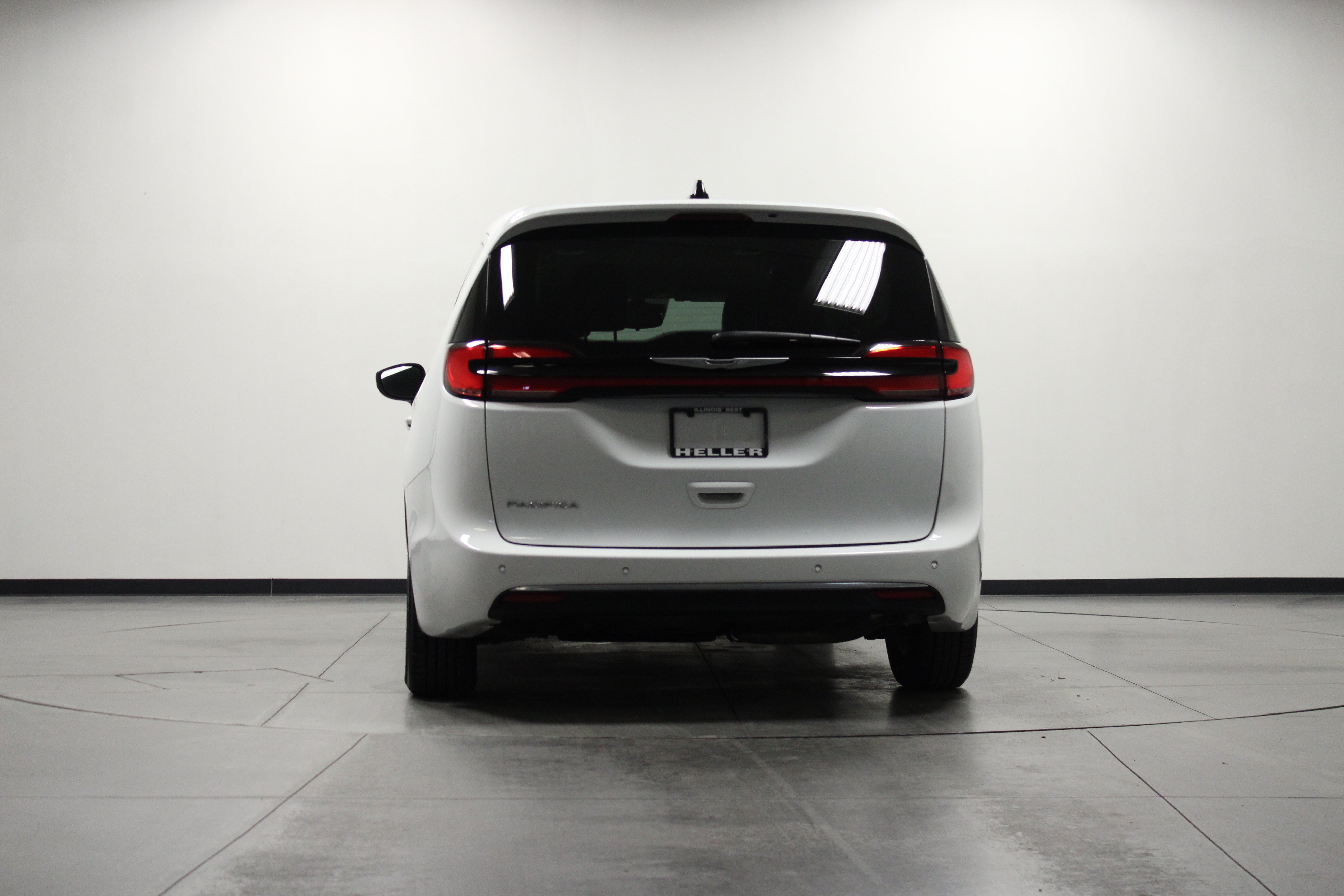 Used 2023 Chrysler Pacifica Touring-L FWD image 5