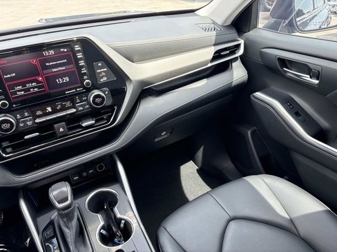 Used 2020 Toyota Highlander XLE AWD/4WD image 27