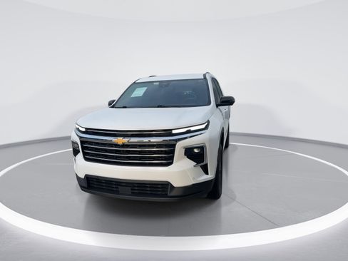 Used 2024 Chevrolet Traverse LT w/ Enhanced Driving Package image 3