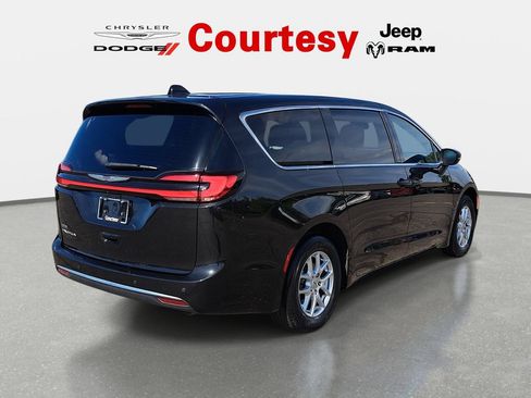 Used 2023 Chrysler Pacifica Touring FWD image 5