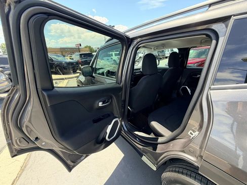 Used 2018 Jeep Renegade Latitude w/ Cold Weather Group AWD/4WD image 20