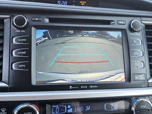 Used 2018 Toyota Highlander XLE AWD/4WD image 12