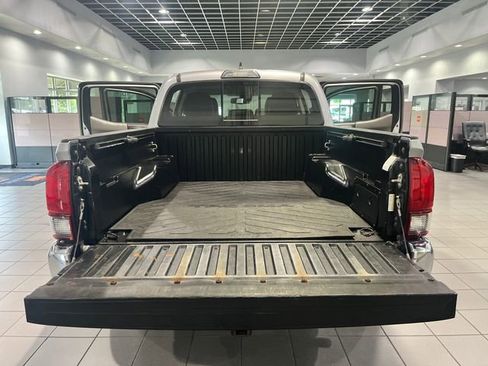 Used 2019 Toyota Tacoma SR5 AWD/4WD image 10