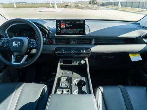 New 2025 Honda Pilot Touring image 14
