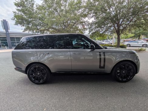 Used 2023 Land Rover Range Rover SE AWD/4WD image 3