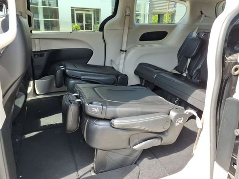 Used 2023 Chrysler Pacifica Touring-L FWD image 13