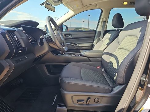 Used 2022 Nissan Pathfinder SV AWD/4WD image 12