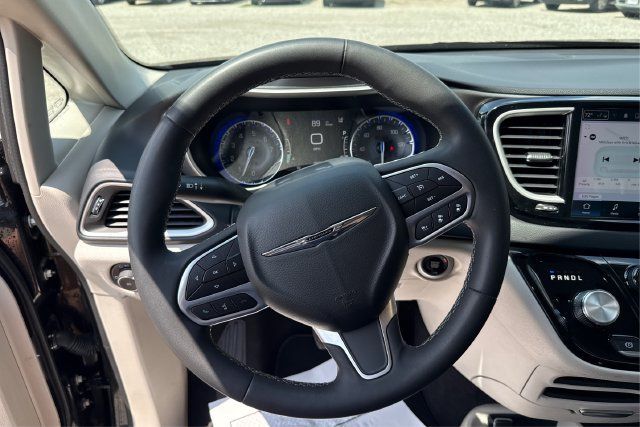 Used 2023 Chrysler Pacifica Touring-L FWD image 16