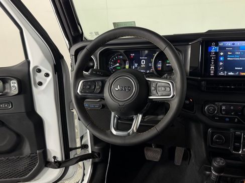 Used 2024 Jeep Wrangler Unlimited Sahara w/ Technology Group AWD/4WD image 17