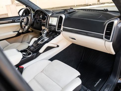 Used 2016 Porsche Cayenne Turbo AWD/4WD image 25