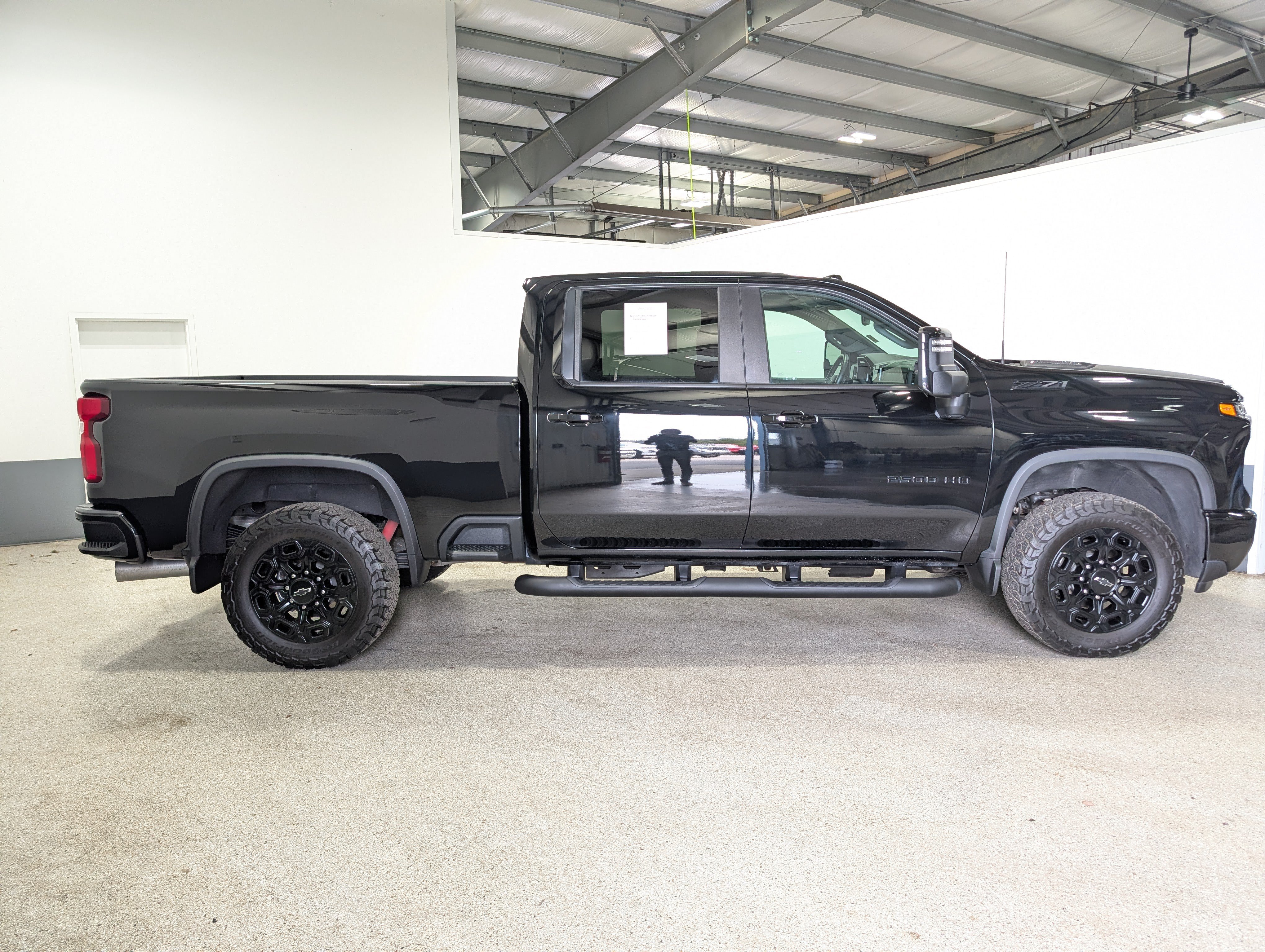 Used 2024 Chevrolet Silverado 2500 LT w/ Midnight Edition AWD/4WD image 2