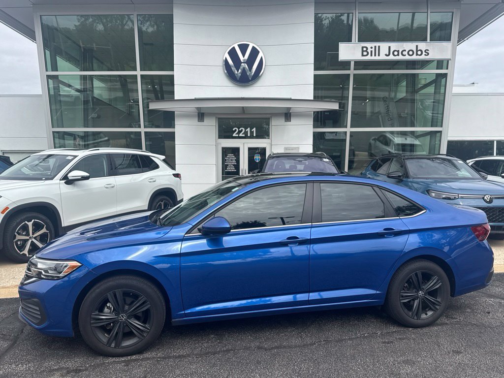 Used 2023 Volkswagen Jetta SE FWD image 4