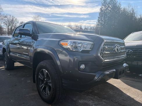 Used 2017 Toyota Tacoma TRD Sport image 3