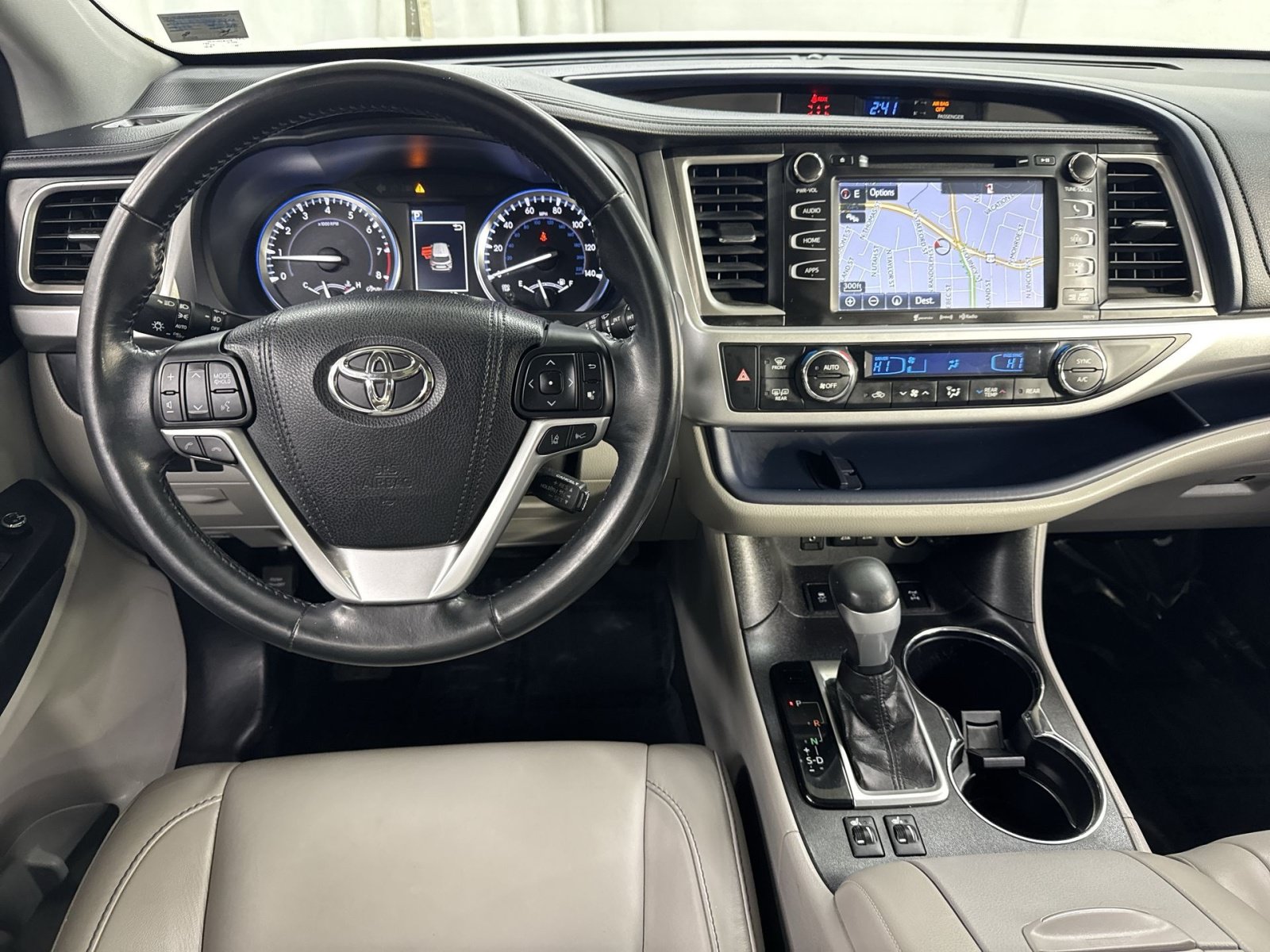 Used 2018 Toyota Highlander XLE AWD/4WD image 35
