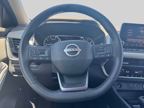 Used 2025 Nissan Rogue SV AWD/4WD image 13