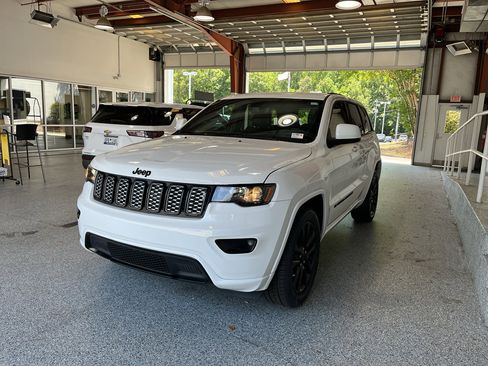 Used 2022 Jeep Grand Cherokee Laredo X RWD image 4