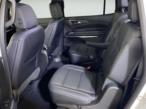 Used 2025 Chevrolet Traverse LT FWD image 39