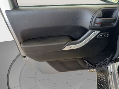 Used 2014 Jeep Wrangler Unlimited Sahara w/ Connectivity Group AWD/4WD image 12