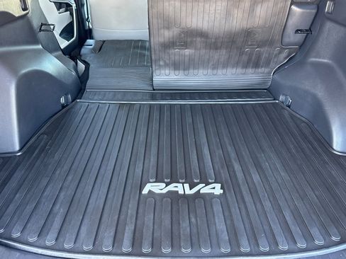 Used 2022 Toyota RAV4 XLE Premium image 16