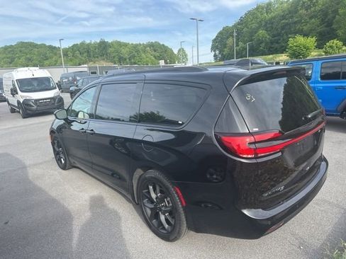Used 2025 Chrysler Pacifica Limited FWD image 30