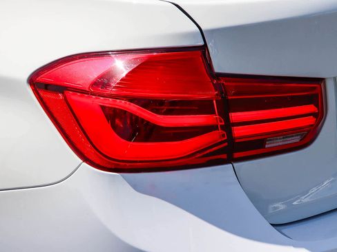 Used 2018 BMW 330e RWD image 9