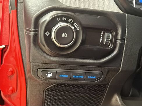 Used 2025 Jeep Wrangler Unlimited Sahara w/ Safety Group AWD/4WD image 16