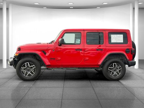 Used 2025 Jeep Wrangler Unlimited Sahara AWD/4WD image 4
