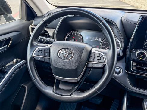 Used 2024 Toyota Highlander XLE image 14