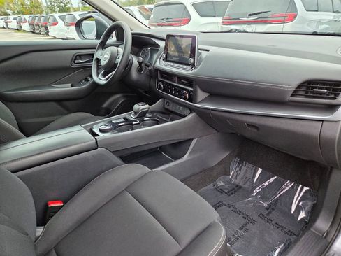 Used 2024 Nissan Rogue S image 9