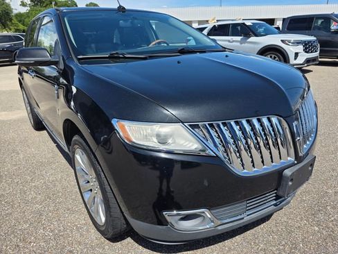 Used 2013 Lincoln MKX FWD image 2