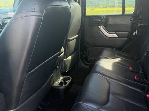 Used 2016 Jeep Wrangler Unlimited Sahara w/ Connectivity Group AWD/4WD image 9