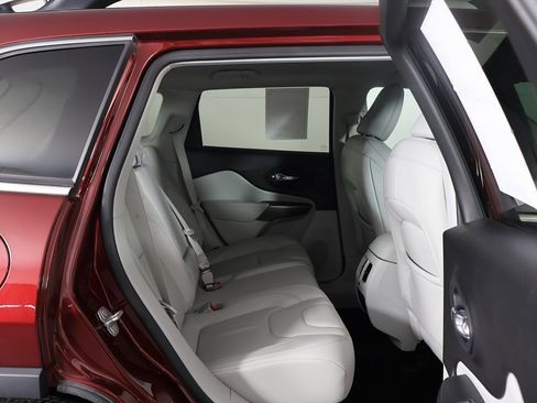 Used 2021 Jeep Cherokee Latitude Lux w/ Mopar Interior Package image 28