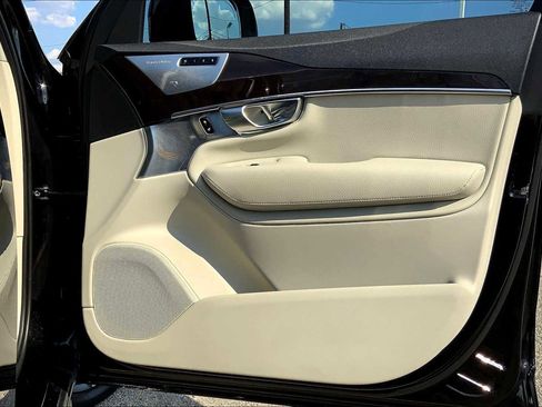 Used 2017 Volvo XC90 T6 Momentum w/ Vision Package image 22