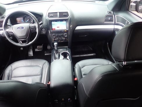 Used 2017 Ford Explorer XLT w/ Equipment Group 202A image 11