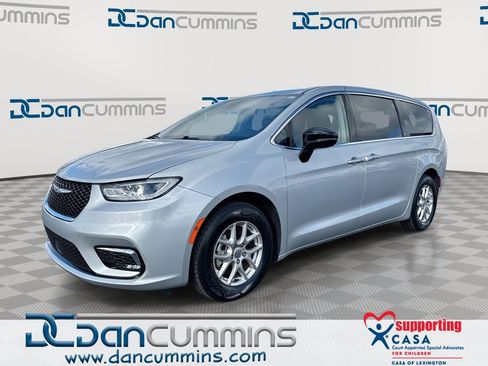 Used 2024 Chrysler Pacifica Touring-L image 1