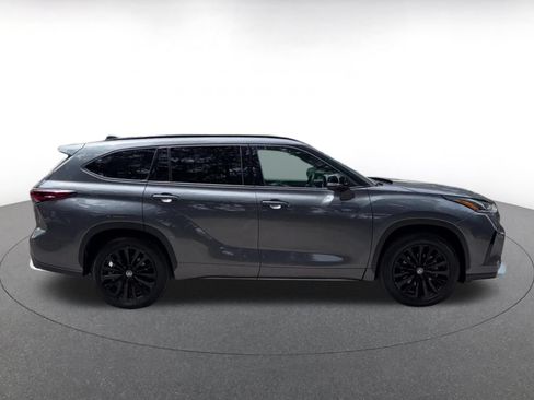 Used 2025 Toyota Highlander XSE AWD/4WD image 13