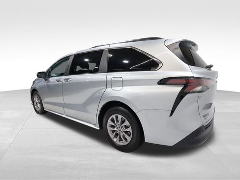 Used 2025 Toyota Sienna XLE image 2