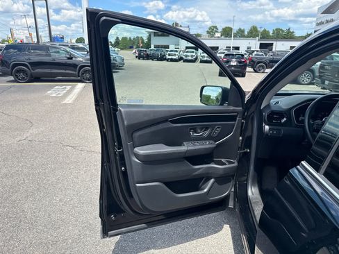 Used 2025 Honda Pilot Touring image 12