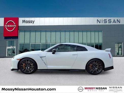 Certified 2021 Nissan GT-R Premium image 4