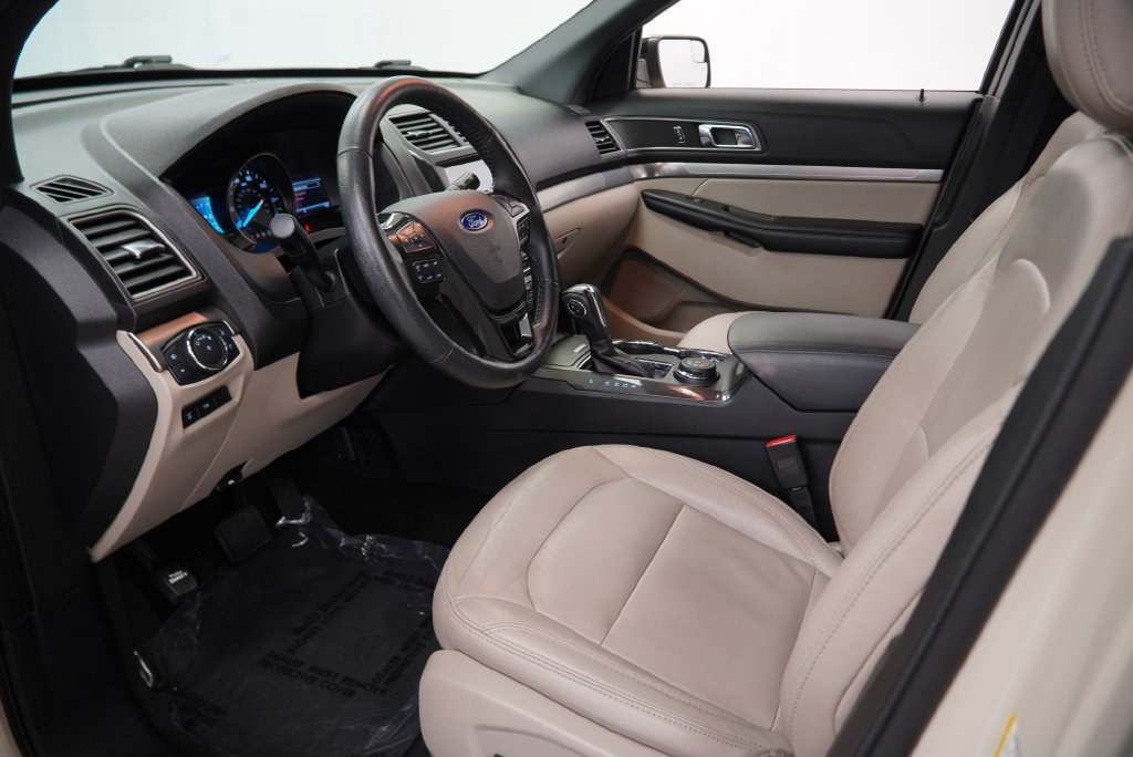 Used 2018 Ford Explorer XLT w/ Equipment Group 202A AWD/4WD image 19