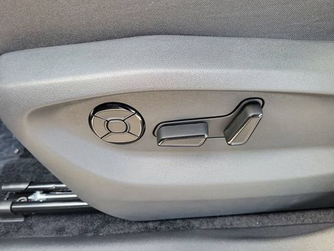 New 2026 Volkswagen Tiguan SE FWD image 19