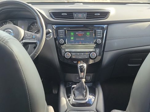 Used 2018 Nissan Rogue SL w/ Premium Package image 16